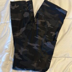 Athleta Ultimate Camo 7/8 Legging Tight Sz small EUC black gray